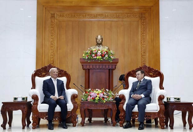 Lao NA Chairman Xaysomphone Phomvihane (R) and Chairman of the Vietnam Peace Committee (VPC) Uong Chu Luu (Photo: VNA)