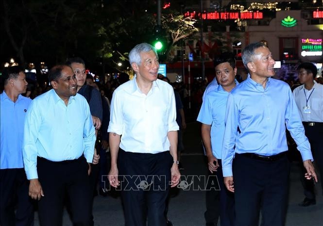 Singaporean PM Lee Hsien Loong walks around Hoan Kiem Lake.