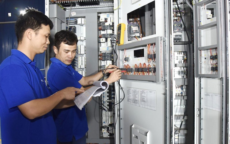 Workers of Vander Leun Co., Ltd (Hai Phong) check electrical equipment. (Photo: Duc Anh)