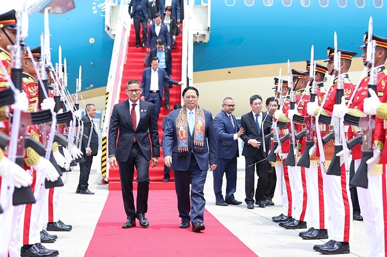 Prime Minister Pham Minh Chinh (right) arrives in Jakarta, Indonesia, on September 4 morning (local time). (Photo: Nhat Bac)