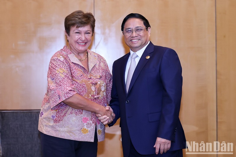 Prime Minister Pham Minh Chinh (right) and Managing Director of the International Monetary Fund (IMF) Kristalina Georgieva. (Photo: Nhat Bac)