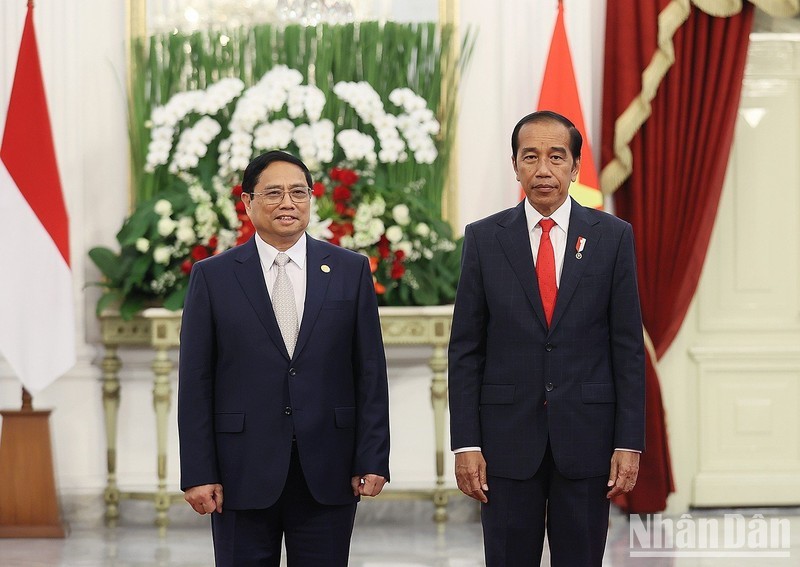 Vietnamese Prime Minister Pham Minh Chinh (left) and Indonesian President Joko Widodo. (Photo: Duong Giang/VNA)