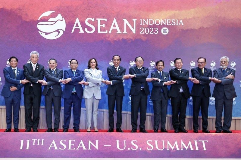 ASEAN leaders and US Vice President Kamala Harris pose for a photo at the 11th ASEAN-US Summit. (Photo: Nhat Bac)