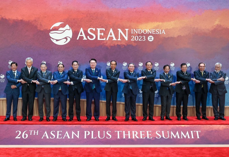 ASEAN leaders, Japanese Prime Minister Kishida Fumio, President of the RoK Yoon Suk Yeol and Chinese Premier Li Qiang pose for a photo. (Photo: Nhat Bac)