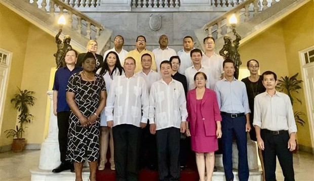 Vietnamese Ambassador to Cuba Le Thanh Tung and local leaders in a group photo. (Photo: VNA)