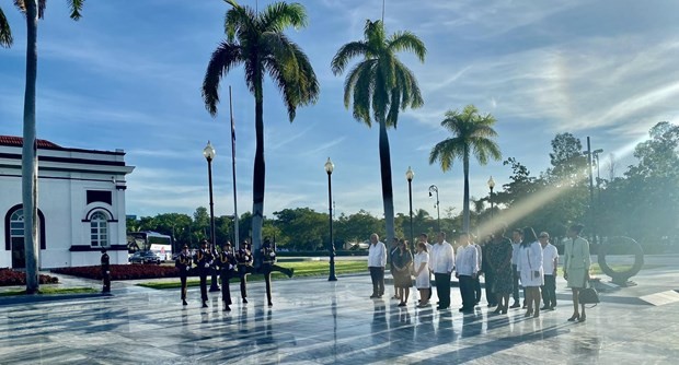 The Vietnamese delegate pays tribute to Cuban national heroes and revolutionary leaders at the Santa Ifigenia Cemetery. (Photo: VNA)