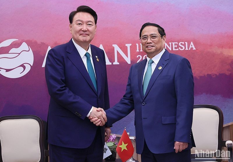 Vietnamese Prime Minister Pham Minh Chinh (R) and President of the Republic of Korea (RoK) Yoon Suk Yeol. (Photo: Duong Giang)