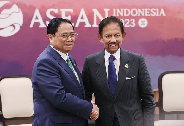 Prime Minister Pham Minh Chinh (L) meets the Sultan of Brunei, Hassanal Bolkiah, in Jakarta on September 6. (Photo: VNA)