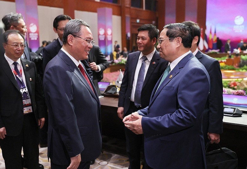 Prime Minister Pham Minh Chinh meets Chinese Premier Li Qiang on the occasion of the 43rd ASEAN Summit and related meetings in Jakarta (Photo: Duong Giang)