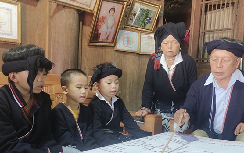 Children in the community-based tourism hamlet of Sung, in Cao Son Commune, Da Bac District, Hoa Binh Province learn Nom Dao script.