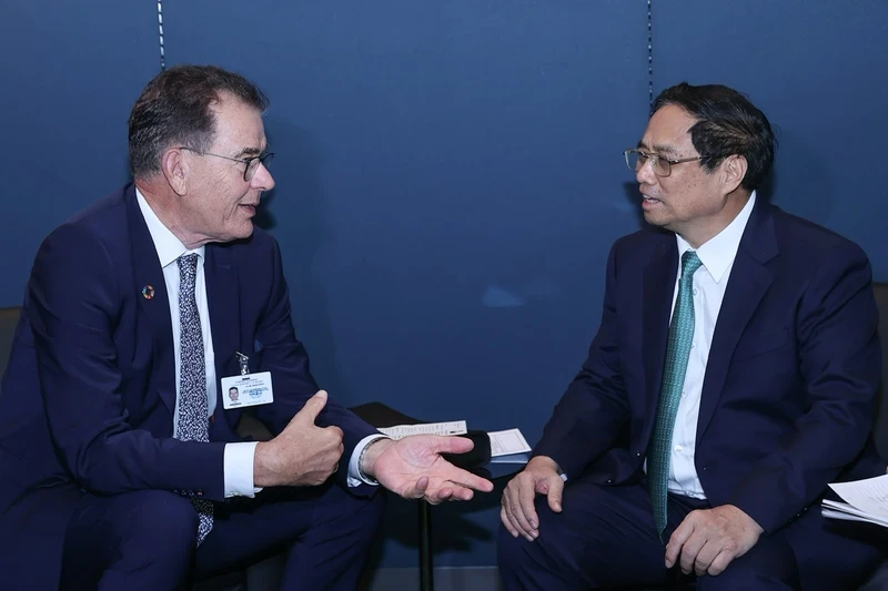 Prime Minister Pham Minh Chinh (R) receives Director General of the United Nations Industrial Development Organisation (UNIDO) Gerd Müller. (Photo: Nhat Bac)