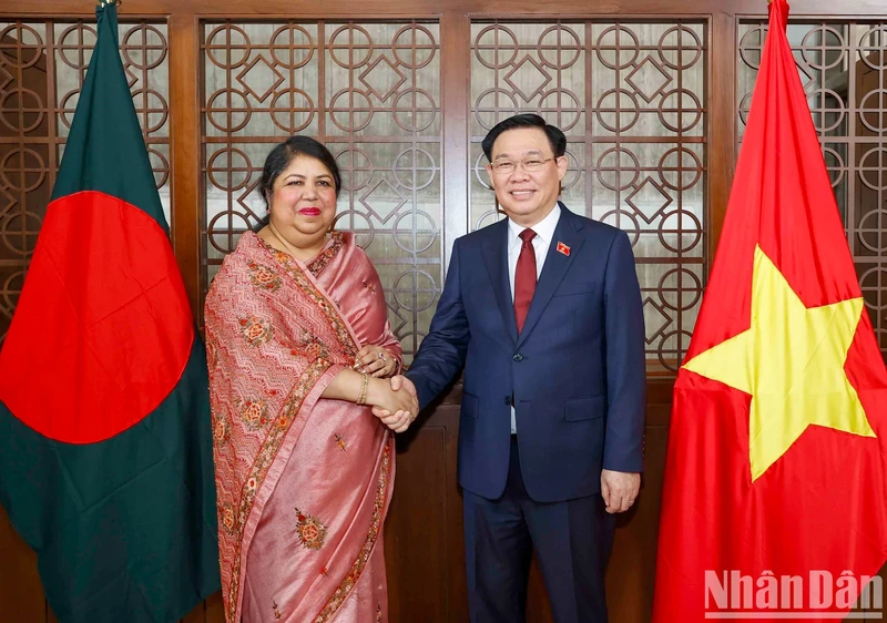 NA Chairman Vuong Dinh Hue (R) and Speaker of Jatiya Sangsad (Parliament) of Bangladesh Shirin Sharmin Chaudhury. 