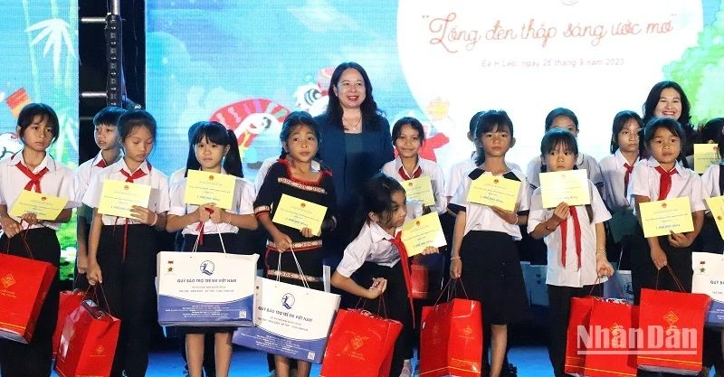 Vice President Vo Thi Anh Xuan presents scholarships to students in difficult circumstances in Ea H'leo District.