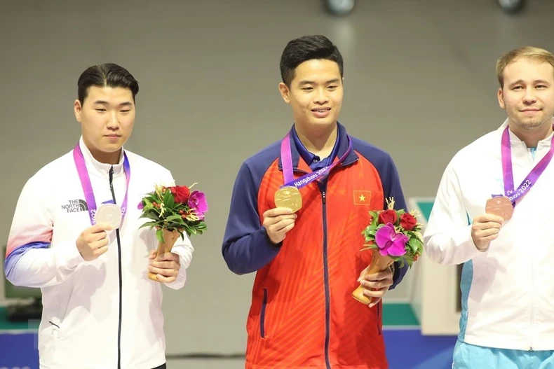 Shooter Pham Quang Huy wins the first gold for Vietnam at ASIAD 2023. (Photo: VNA)