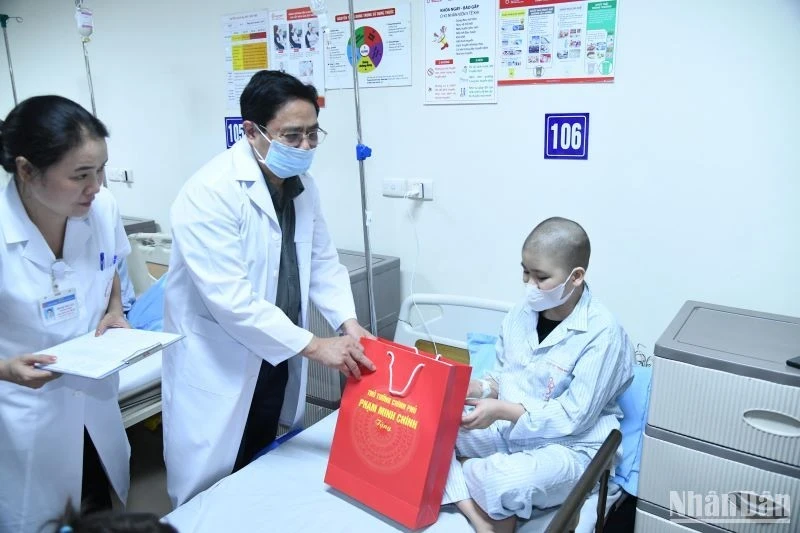 Prime Minister Pham Minh Chinh presents gifts to child patients being treated at the National Institute of Hematology and Blood Transfusion. (Photo: NDO)