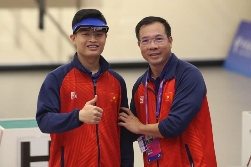 Shooter Pham Quang Huy and coach Hoang Xuan Vinh. (Photo: Huy Dang)