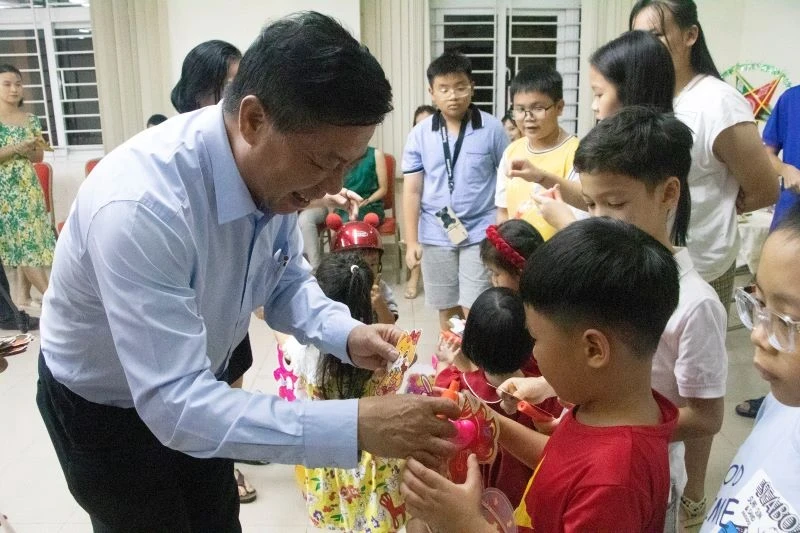 Ambassador Nguyen Huy Tang presents gifts to the children. 