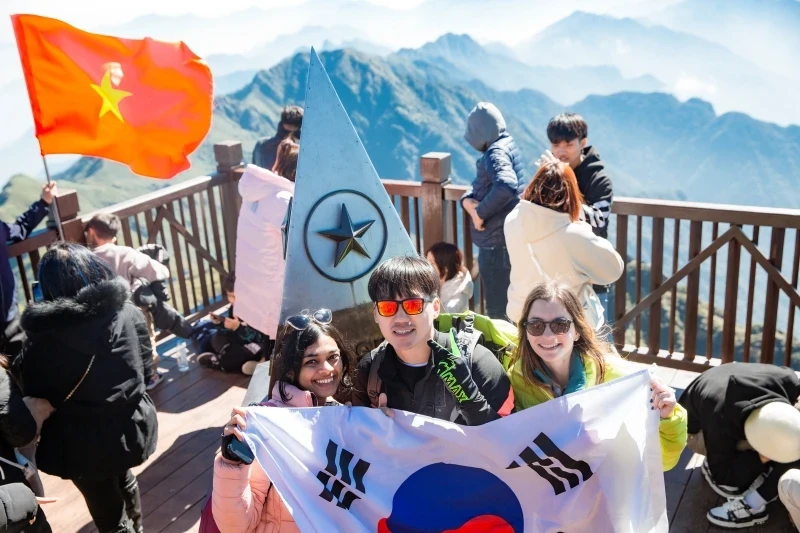 The Korean tourists on Fansipan peak. (Photo: Collaborator)