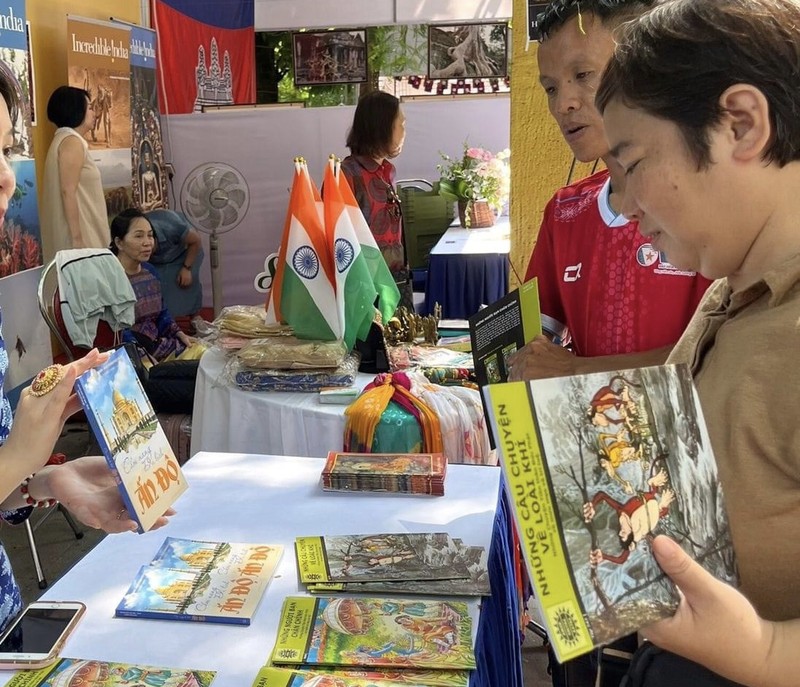 India's pavilion at the 2023 Hanoi Autumn Festival attracts a large number of visitors. (Photo: Indian Embassy)