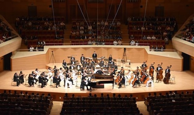 For the first time in history, a symphony orchestra consisting of 60 Vietnamese and Japanese artists has performed under the baton of a Vietnamese conductor. (Photo: VNA)
