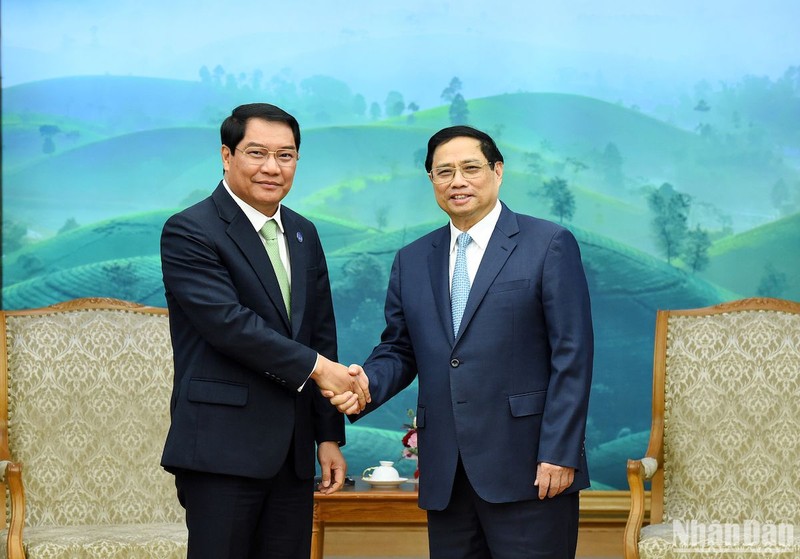 Prime Minister Pham Minh Chinh (R) and Vientiane's Mayor Atsaphangthong Siphandone. (Photo: NDO)