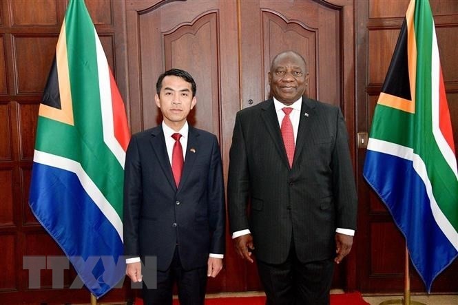 Vietnamese Ambassador Hoang Sy Cuong (L) and President of South Africa Cyril Ramaphosa. (Photo: VNA)