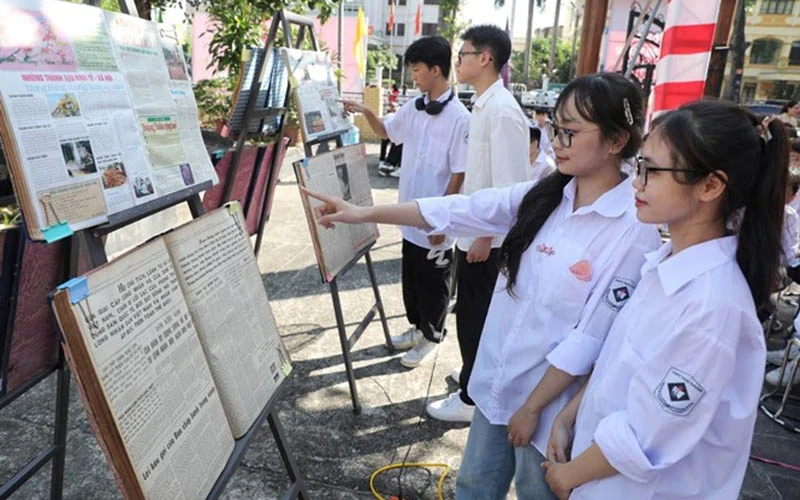 Local students visit the exhibition. 
