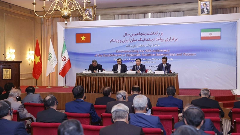 Chairman of National Assembly Vuong Dinh Hue delivers a speech highlighting the relations between the two countries at the Institute for Political and International Studies of the Ministry of Foreign Affairs of Iran.