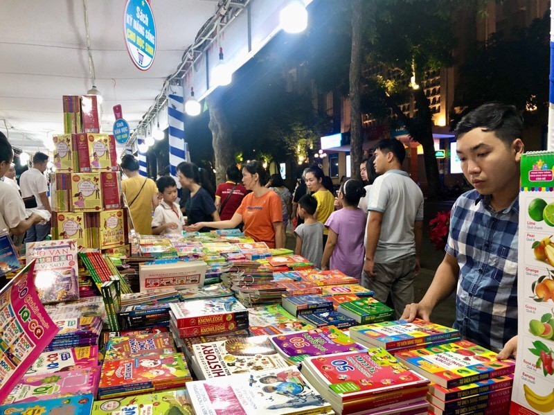 The 2023 Hanoi Book Festival attracts a large number of readers.