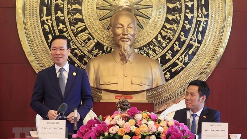 President Vo Van Thuong (standing) speaks at the meeting. (Photo: VNA)