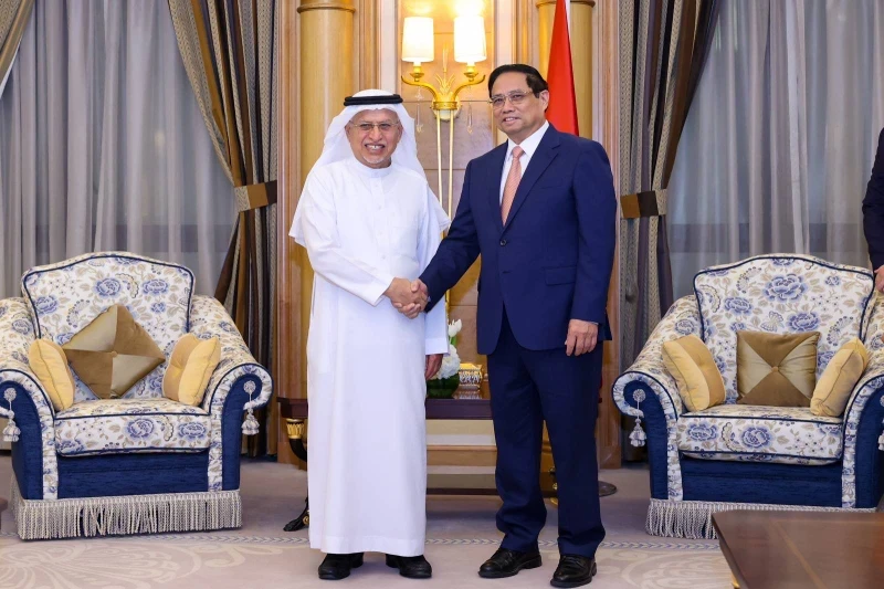 Prime Minister Pham Minh Chinh (R) receives Abdulrahman Al Zamil, Chairman of Zamil Group. (Photo: Nhat Bac)