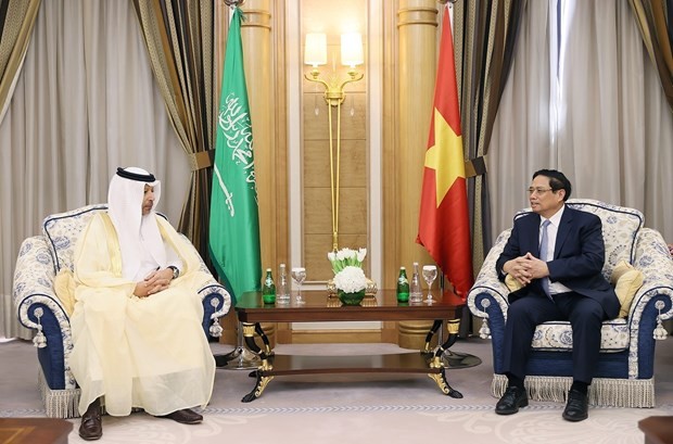 PM Pham Minh Chinh (R) and Executive Vice President of Aramco Yasser M.Mufti at their meeting in Riyadh on October 19 (Photo: VNA)