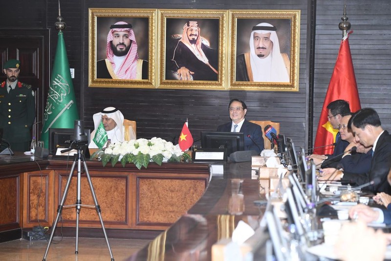 Prime Minister Pham Minh Chinh (R) at the Vietnam-Saudi Arabia Business Forum in Riyadh on October 19. (Photo: NDO)