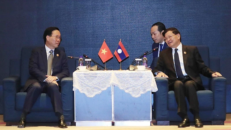 At the meeting between Vietnamese President Vo Van Thuong (L) and General Secretary of the Lao People’s Revolutionary Party and President of Laos Thongloun Sisoulith. (Photo: VNA)