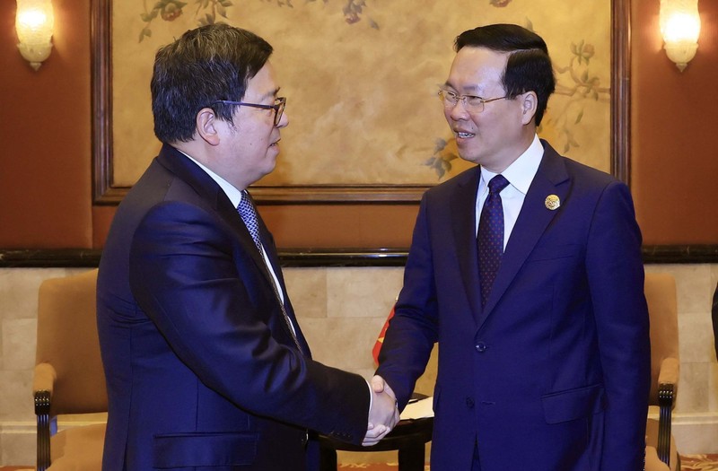 President Vo Van Thuong (R) and Chairman and Executive Director of the ZTE Corporation Li Zixue in Beijing on October 19. (Photo: VNA)