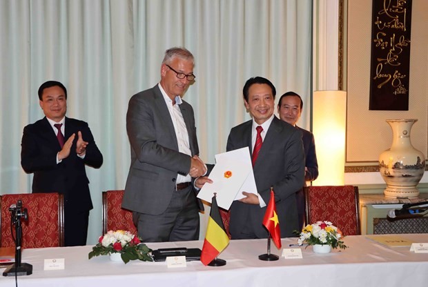 President of the Belgian-Vietnamese Alliance Andries Gryffroy (L) and VCCI Vice President Nguyen Quang Vinh sign an MoU on cooperation in supporting the two countries' businesses at the meeting in Brussels on October 18. (Photo: VNA)