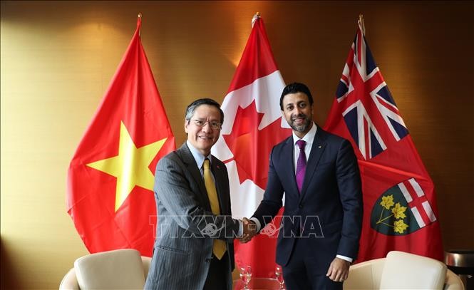 Vietnamese Ambassador to Canada Pham Vinh Quang and Canadian Parliamentary Secretary to the Minister of Export Promotion, International Trade and Economic Development Maninder Sidhu. (Photo: VNA)