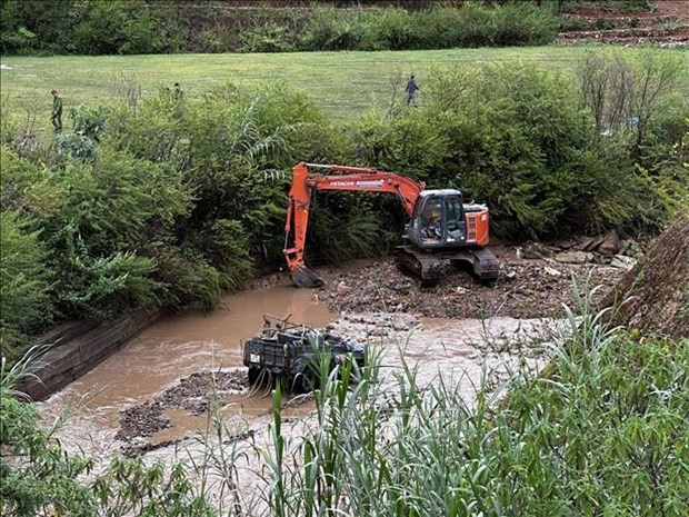 A jeep carrying four Korean tourists is swept away by flash flood on October 24. (Photo: VNA)