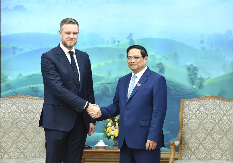 PM Pham Minh Chinh (right) and visiting Minister of Foreign Affairs of Lithuania Gabrielius Landsbergis. (Photo: NDO)