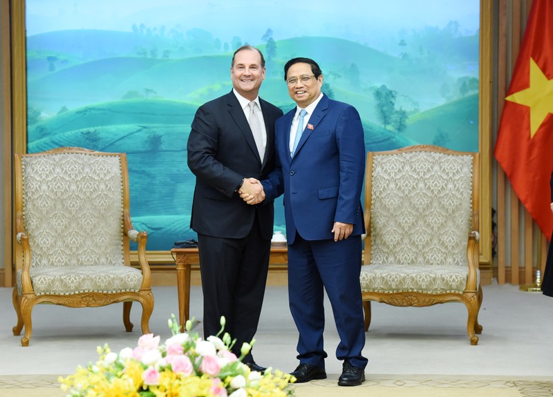 Prime Minister Pham Minh Chinh (R) and Anthony Capuano, President and CEO of Marriott International Inc. (Photo: NDO) 