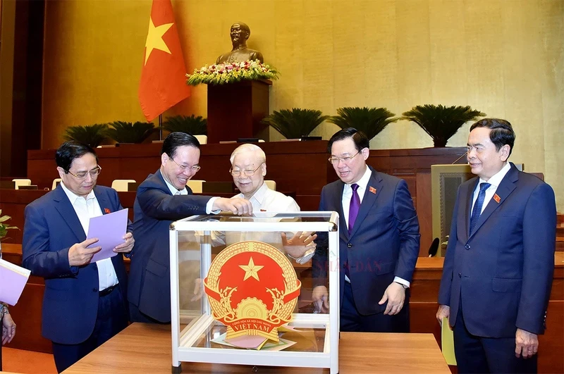 Party General Secretary Nguyen Phu Trong (third from right) and other Party and State leaders cast ballots in the vote of confidence on October 25 morning. (Photo: NDO)