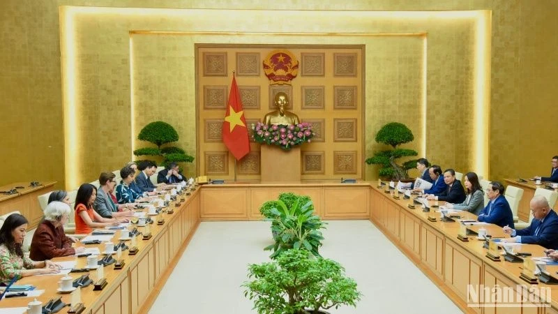 The meeting between PM Pham Minh Chinh, UN Resident Coordinator Pauline Tamesis and representatives of UN organisations in Vietnam in Hanoi on October 24 (Photo: NDO) 