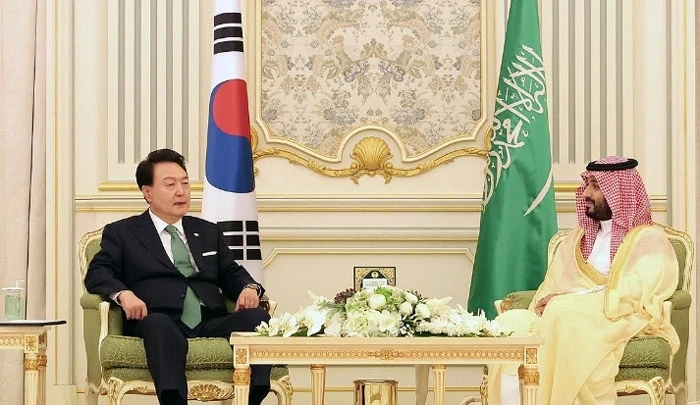 The RoK’s President Yoon Suk Yeol and Crown Prince and Prime Minister of Saudi Arabia Mohammed bin Salman. (Photo: Yonhap/qdnd.vn)