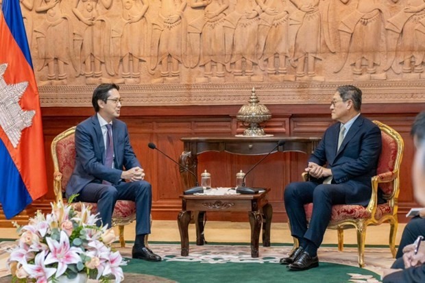 Vietnamese Deputy Minister of Foreign Affairs Do Hung Viet (L) and Secretary of State of the Cambodian Ministry of Foreign Affairs and International Cooperation Soeung Rathchavy. (Photo: VNA)