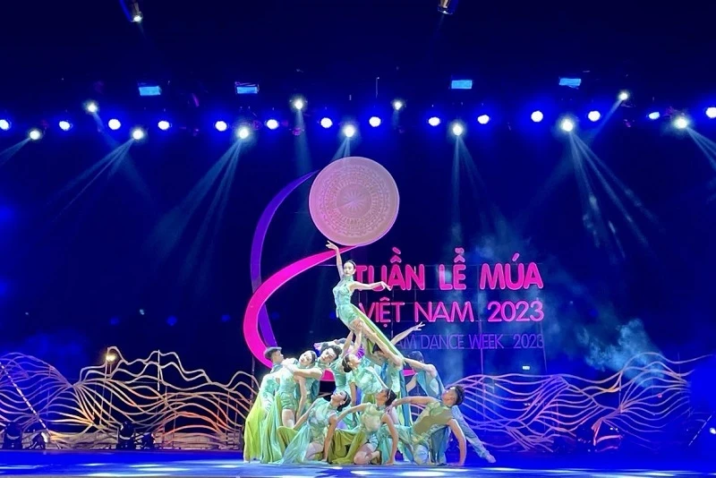 An art performance celebrating the Vietnam Dance Week 2023.