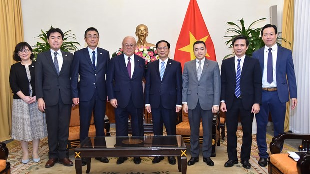 Minister of Foreign Affairs Bui Thanh Son (fourth from right) and Tsutomu Takebe, special advisor to the Japan-Vietnam Friendship Parliamentary Alliance (fourth from left) at the reception on October 27. (Photo courtesy of the Ministry of Foreign Affair)