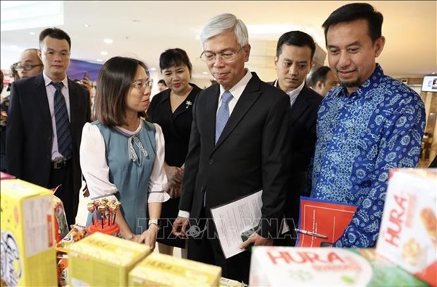 At a stall of Halal products on the sidelines of the forum (Photo: VNA)