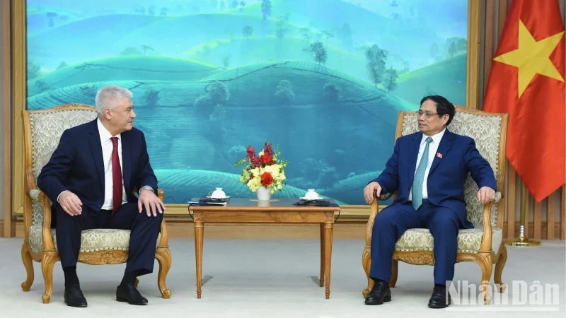 PM Pham Minh Chinh (R) and Russian Minister of Internal Affairs General Kolokoltsev Vladimir Alexandrovich. (Photo: NDO) 