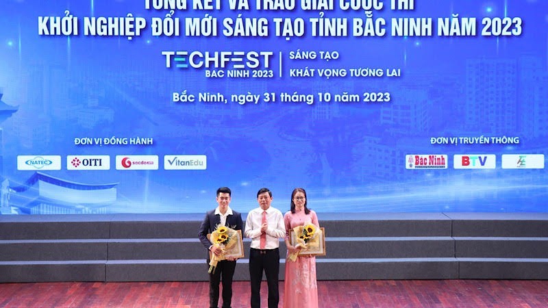 Bac Ninh Province’s leaders and first-prize winners of the contest.