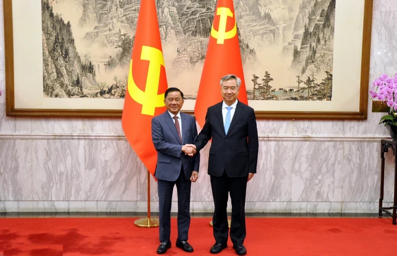 Chairman of the CPV Central Committee's Inspection Commission Tran Cam Tu (left) and Secretary of the CPC Central Committee’s Commission for Discipline Inspection Li Xi. (Photo: NDO)